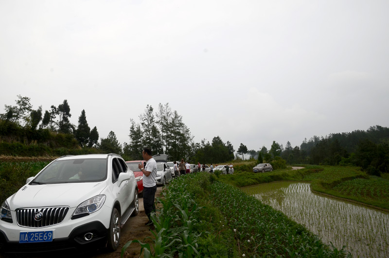 疯狂的户外扎营聚会——中国渠县锅顶山