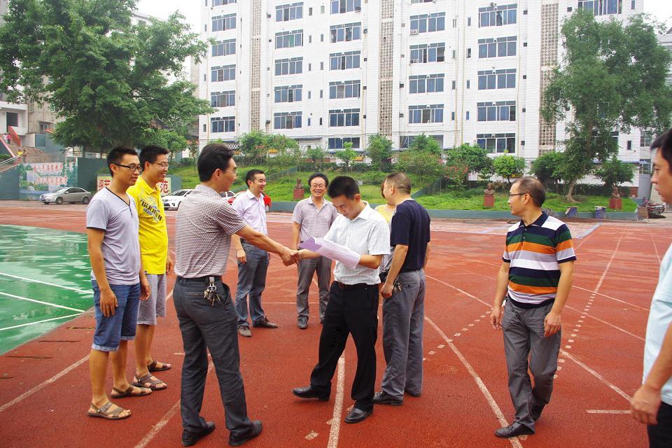 镇领导到清溪中学开展节日慰问活动