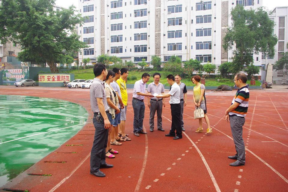 镇领导到清溪中学开展节日慰问活动