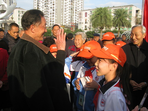 希望明天生活更美好—渠县青少年宫小记者采访群众对“十八大”期望