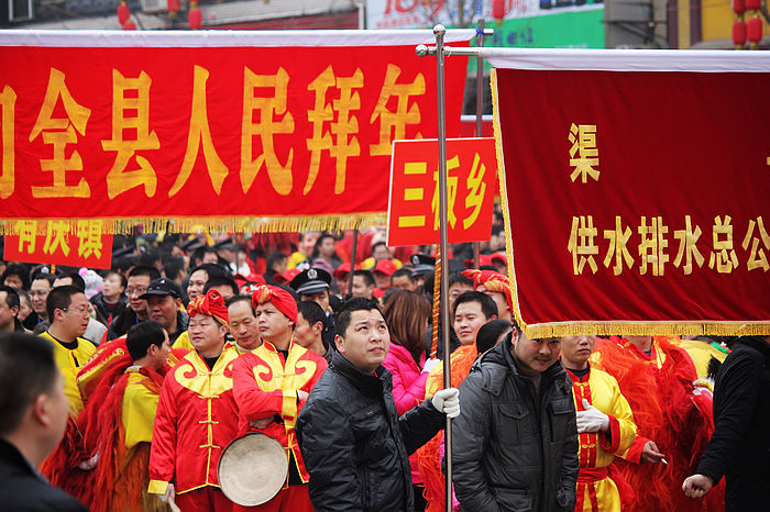 等待表演的行进队