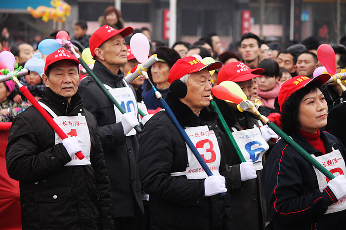 等待表演的行进队