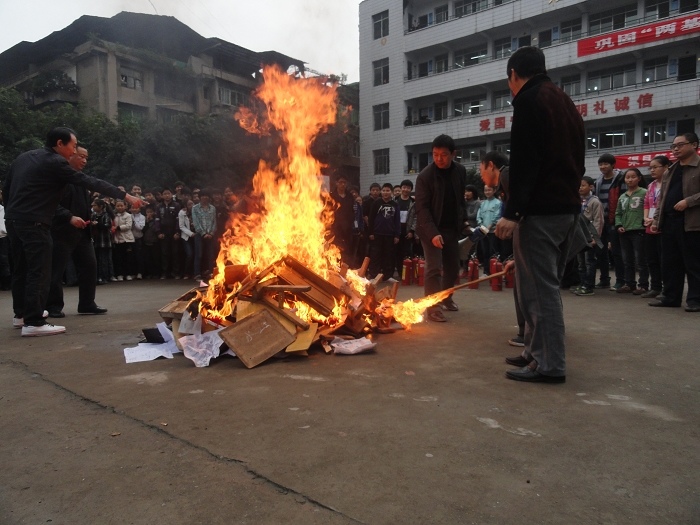 渠县三中进行消防疏散安全演练