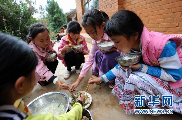 云南贫困县小学生“吃饭难”：一日两餐 没见过牛奶