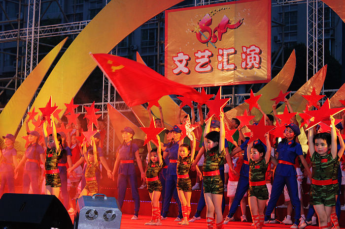 西区广场庆六一文艺演出吸引数万观众