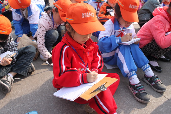 校外活动中心组织小记者小作家文学采风活动