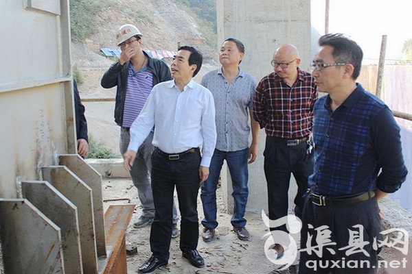 县领导督查刘家拱桥水库工程建设并现场办公