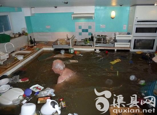 72岁的彼得·克拉克森（Peter Clarkson）穿上泳衣，把自家厨房变成了天然泳池。(网页截图)
