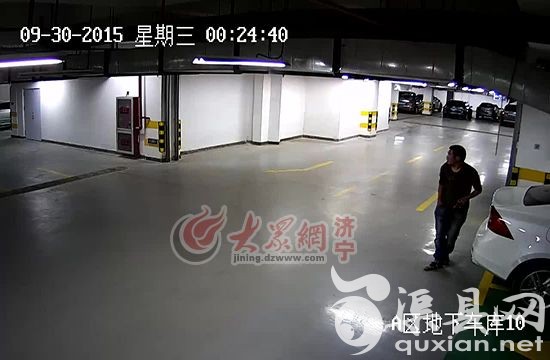 监控拍下张某在地下车库寻找好车下手（视频截图）。