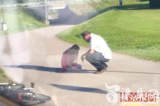 女生表白受挫雨中暴走躺地求死 场景似琼瑶剧