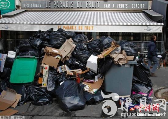 资料图：当地时间2015年10月7日，法国巴黎，垃圾收集工罢工，抗议减薪。街头垃圾成堆。