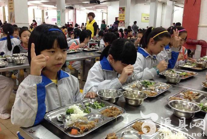 学校推出无声食堂 要求学生吃饭“说话”用手势