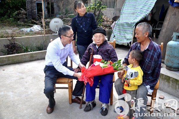 县领导看望慰问百岁老人和退休干部职工