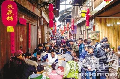 江津中山古镇，一年一度的千米长宴吸引了来自各地的游客。