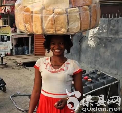 尼日利亚一名女子顶面包被抓拍一夜走红，变身专业模特。