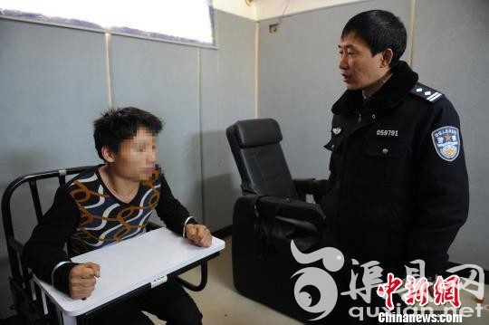 毒驾男子接受警方调查 曹晖 摄