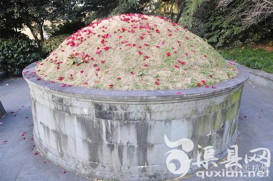 情人节刚过，杭州西湖边武松墓坟头被撒满玫瑰花瓣。资料图