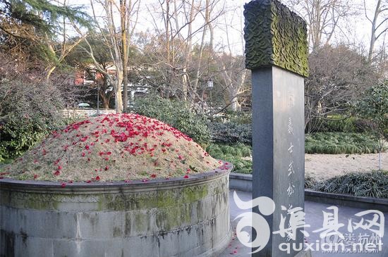 情人节刚过，杭州西湖边武松墓坟头被撒满玫瑰花瓣。资料图