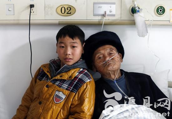 84岁的父亲张有富，13岁的儿子张队，父子年龄相差整整71岁。浙江浦江县浦阳街道石马村这对父子，令人牵挂。