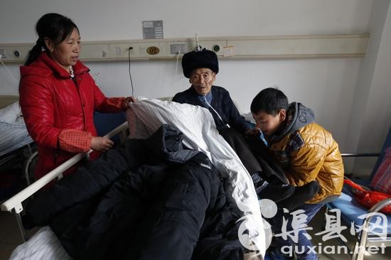 2016年1月26日，让人心疼的消息又传来了，84岁的张有富因为此次寒潮大雪天，温度太低，心脏吃不消，再次住进了浦江县中医院。这让一家人再次陷入了困苦之中。
