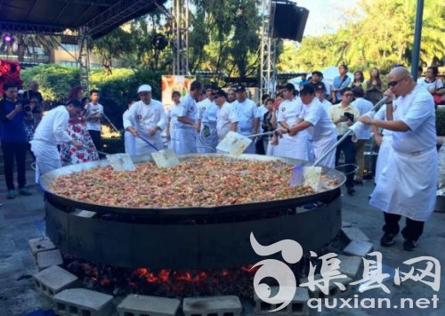 多位菲律宾顶级名厨在活动现场支起直径3米多的大锅。