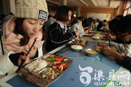 学生在食堂享用“美食”