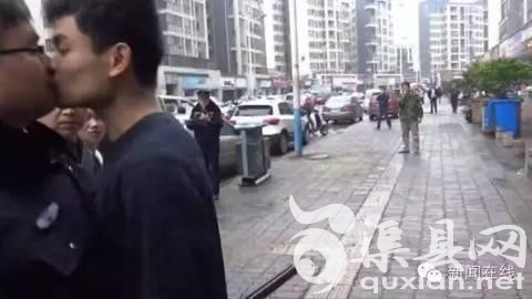 黄某：我一直看见他（城管）在指挥 我就认为他应该是当头的 然后我就过去 用我的胸脯碰了一下他的胸脯 第一 ...