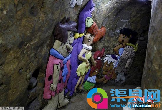 地宫内墙上的雕刻和壁画让原本阴暗的洞穴显得生机勃勃的。