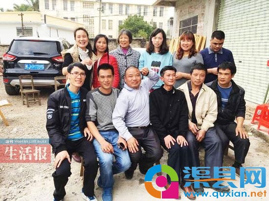 李勇（左一）与广西的亲人欢聚一堂 图片由“宝贝回家”寻子网志愿者提供