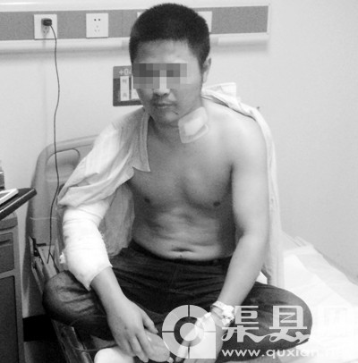 出租车司机夏秀锦在医院养伤。