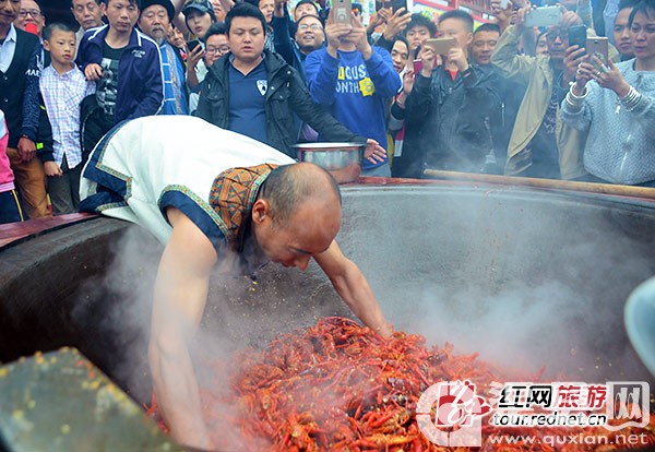 8日下午，张家界火宫殿溪步老街店前出炉了一锅用手炒出的麻辣龙虾，引起众多游客围观。