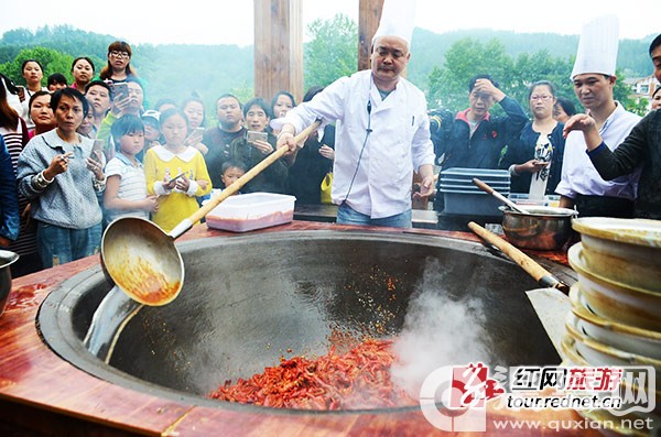 火宫殿专业厨师用秘制酱料调味。