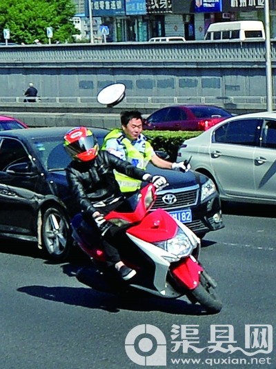 上午9时许，一辆假牌照摩托车驾驶员为了逃避检查，试图逃离现场时撞向执勤交警。