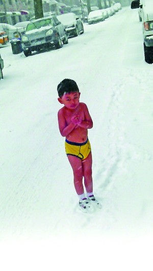 4岁的“裸跑弟”