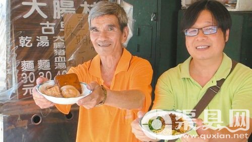 70岁面摊老板林荣春（左）酒驾判刑服社会劳动，观护佐理员洪正昌（右）安排他教馨生人等做古早味料理。来源：台湾《联合报》