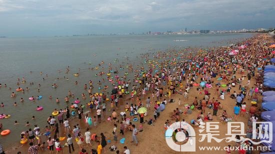 20万人海边“洗龙水”