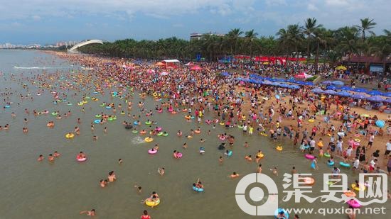 20万人海边“洗龙水”