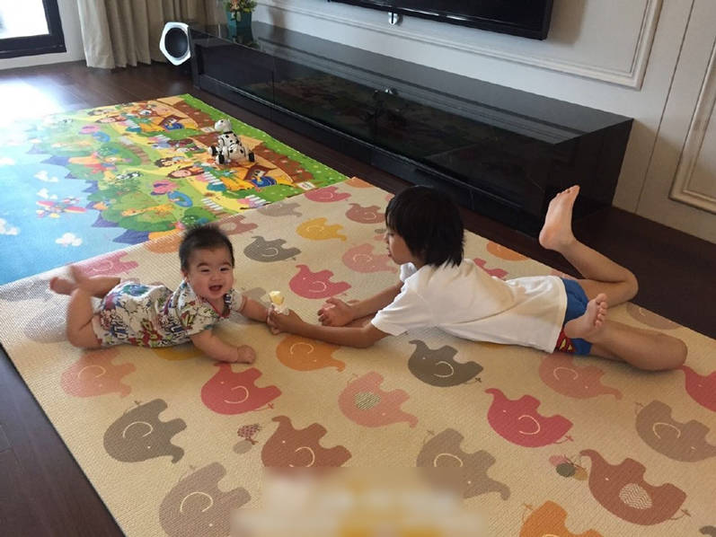 林志颖陪儿子玩耍享天伦 kimi与弟弟温馨有爱
