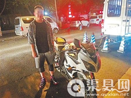 屈某与其驾驶的无牌摩托车 通讯员 陈少敏 记者 蒋雨龙 摄
