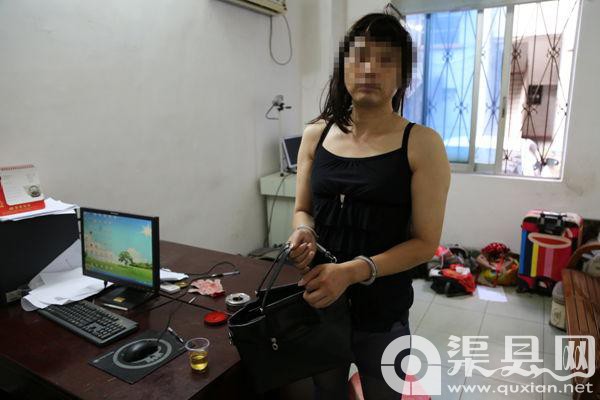 男子穿吊带黑丝进学校女厕偷拍 因太妖艳暴露