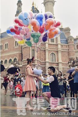 上海迪士尼开园现浪漫求婚 IT男送气球及钻戒