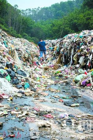 广州一学校后山被挖开 堆200多吨垃圾占地5亩 