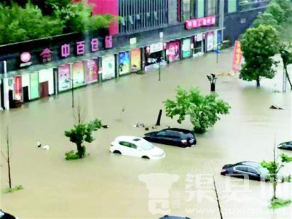 武汉“暴力梅雨”来袭 超市外20余辆车瞬间被淹