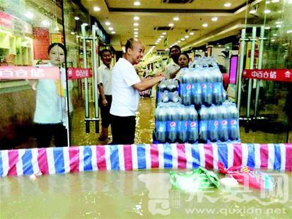 武汉“暴力梅雨”来袭 超市外20余辆车瞬间被淹