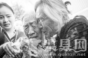 失散姐妹73年后广州团聚 79岁妹妹激动晕倒