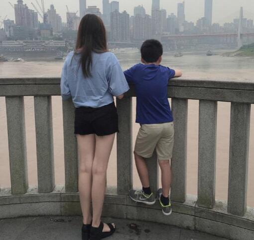 王中磊女儿在看风景 可网友全都在看她的腿