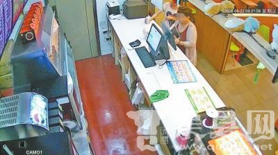 女子盗走点餐用平板电脑 饭店监控拍下过程