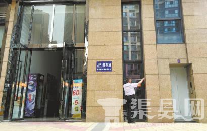 男子224万元买商铺门宽仅70厘米 开发商：没问题