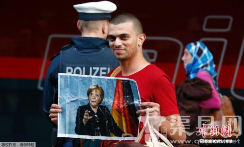 德国难民捡到15万欧元交给警方 拾金不昧成偶像