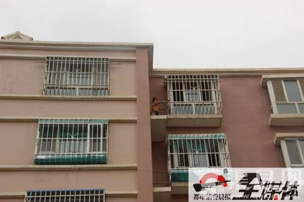 新疆10岁男童徒手爬6楼救3岁娃 自己反被困
